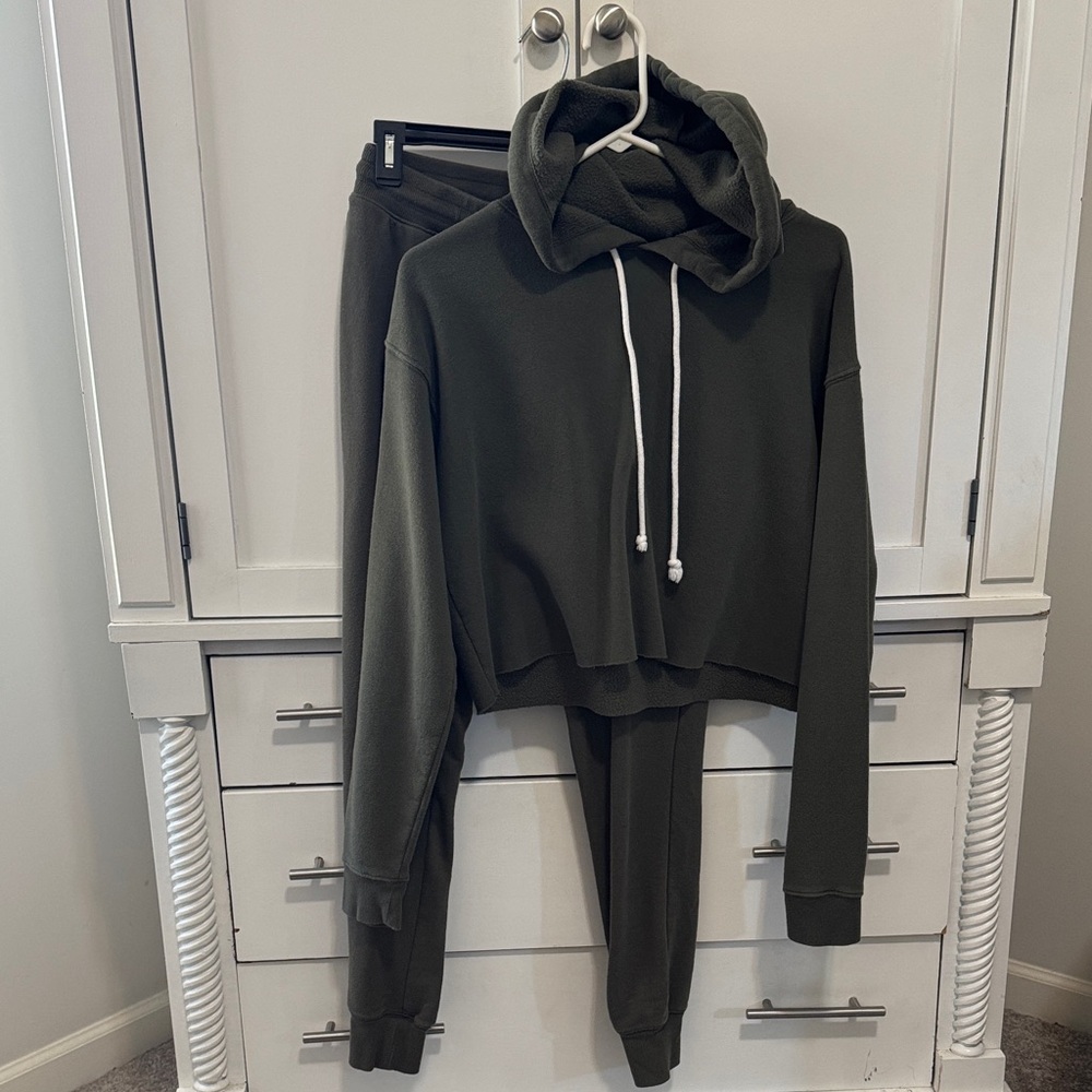 Wild Fable Women’s Dark Green Joggers & Crooped Hoodie Set